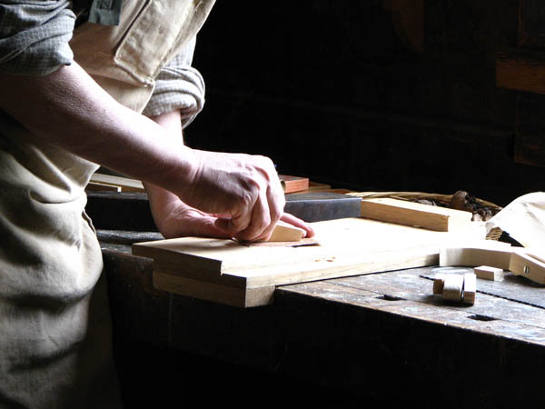Nuestra dilatada <strong>experiencia y  profesionalidad</strong> nos consolidan como una de las empresas de <strong>carpintería y ebanistería en Almaraz</strong> más destacadas. Todos  nuestros <strong>carpinteros y ebanistas</strong> cuentan con una amplia  formación en el <strong>sector de la madera</strong>.
